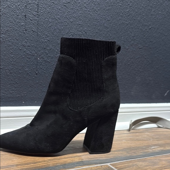 Steve Madden Black Ankle Booties with Block Heel - Picture 3 of 3